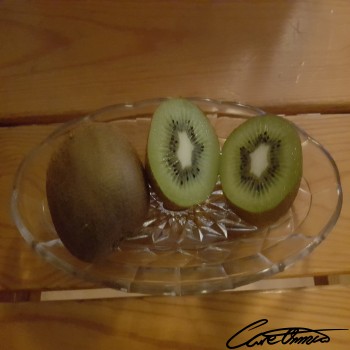 Image of Raw Green Kiwifruit that contains insoluble fiber