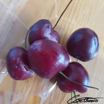 Image of Raw Sweet Cherries (Queen Anne, Bing)