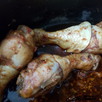 Image of Baked Or Fried Chicken Drumsticks (Coated, Prepared With Skin, Skin/Coating Not Eaten, Made With Butter) that contain caprylic acid (8:0)