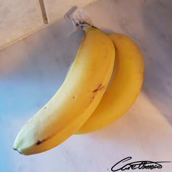 Image of Raw Bananas that contain carbohydrates (by summation)