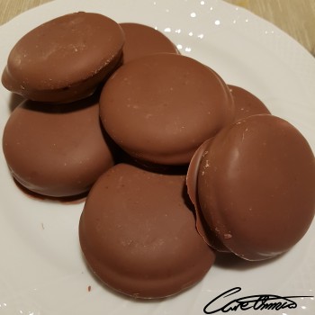 Image of Chocolate Cookie (With Icing Or Coating) that contains stearic acid (18:0)