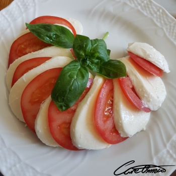 Image of Mozzarella Cheese (Tomato & Basil, With Oil & Vinegar Dressing)