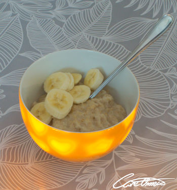 Care Omnia - Oatmeal with banana is one of the best foods before bed