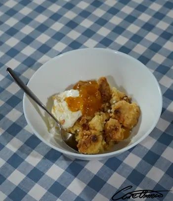 Care Omnia crumble pie with ice cream and raw-stirred cloudberry jam