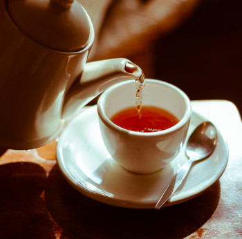Care Omnia serving tea