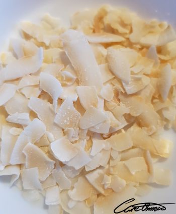 Dried coconut flakes 