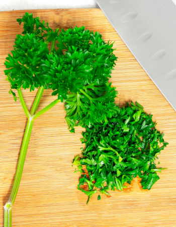 Care Omnia chopped parsley, the benefits of parsley are too many to ignore.