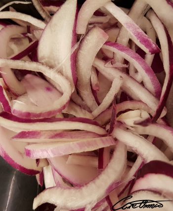 Sliced red onions 