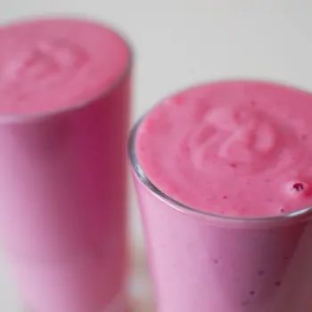 Lingonberry and Banana Smoothie